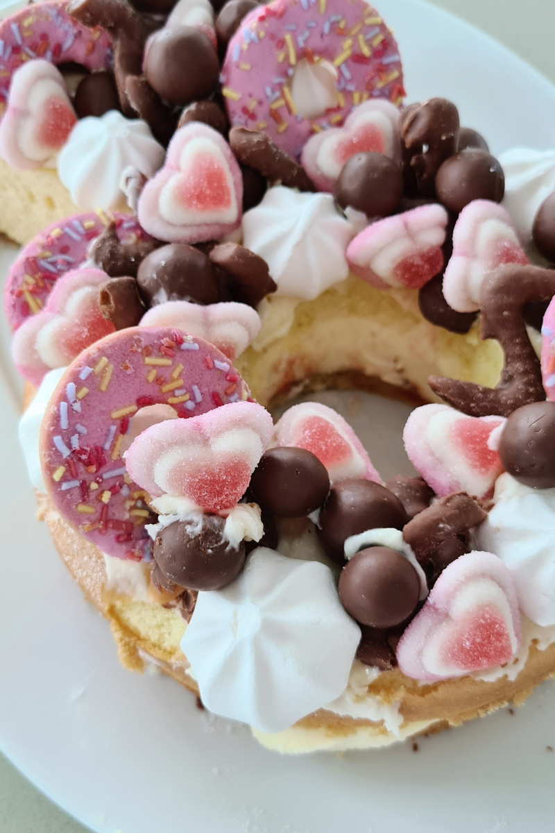 tutorial on how to make a diamond ring bridal shower cake no cook diy easy design for bridal showers, hens nights, bachelorette parties, bride to be weekend away, free recipe card nowthatspeachy