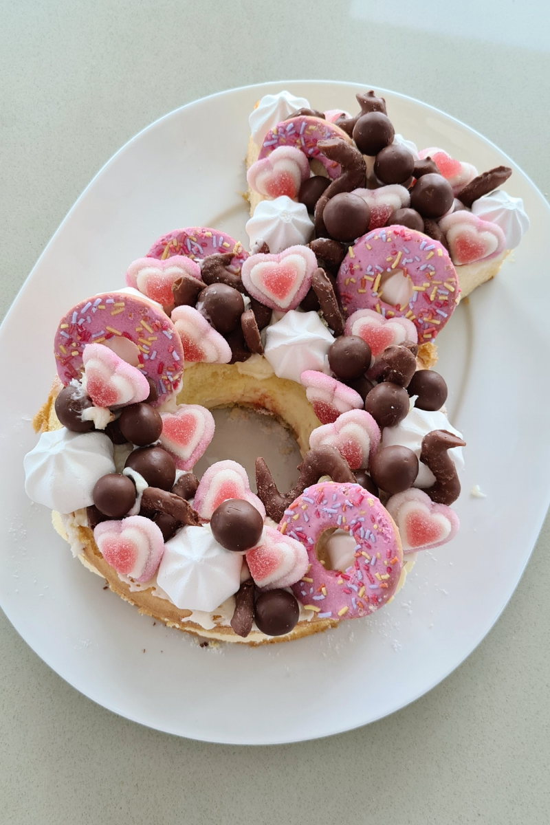 tutorial on how to make a diamond ring bridal shower cake no cook diy easy design for bridal showers, hens nights, bachelorette parties, bride to be weekend away, free recipe card nowthatspeachy